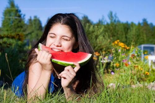 武汉女性吃西瓜视频爆料,揭秘夏日消暑神器背后的故事